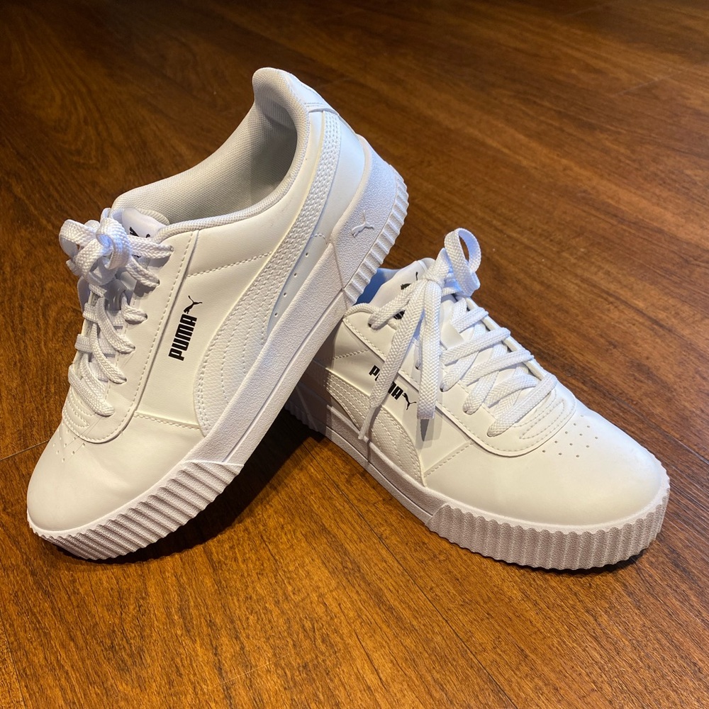 Women’s 8 White Pumas